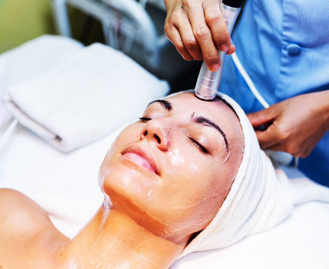 Chemical Peel vs Microneedling: Which Is Right for You? | EverYoung